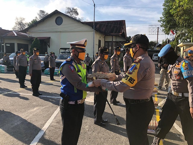 Bakti Sosial Polres Bukittinggi Peduli Covid-19 dilepas Kapolres Bukittingi AKBP Iman Pribadi Santoso, Sik, MH dengan menyerahkan sembako kepada petugas Polres setempat, Selasa (21/4)